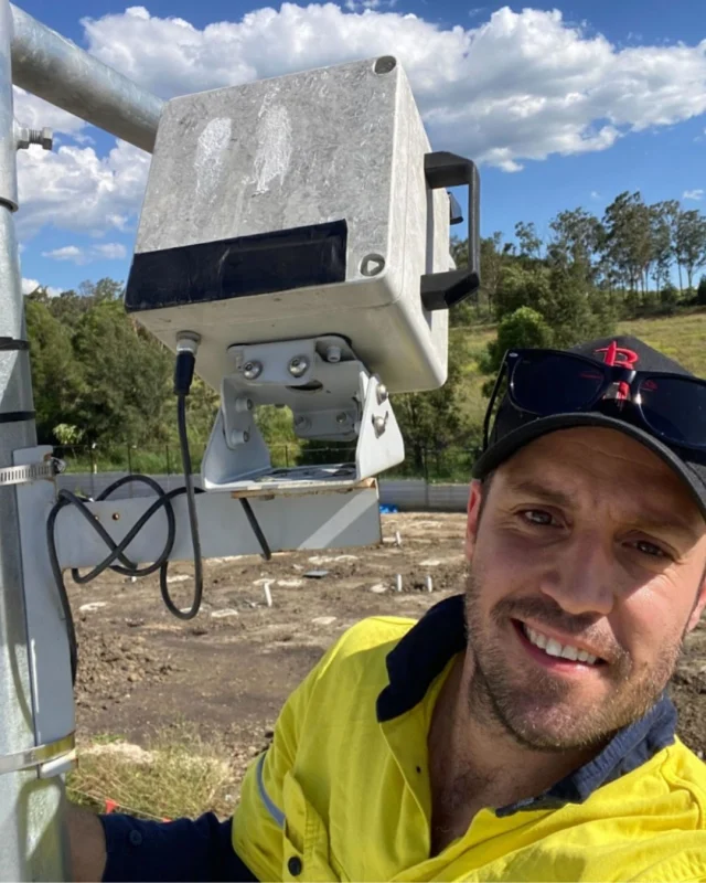 Nick putting in the hard work, donned in his high-vis and showing off his pins, while installing a time-lapse camera to capture the next phase of Millers Glen: the over 50’s community in Beaudesert run by @ingenialifestyle. We always go the extra mile for our clients— and sometimes that means rolling up our sleeves and getting our hands dirty!